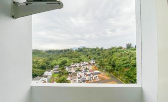 Nice and Cozy Studio at Amartha View Apartment