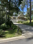 White House on a hillPet f., close to wedding venues, Roswell, Milton & Canton.