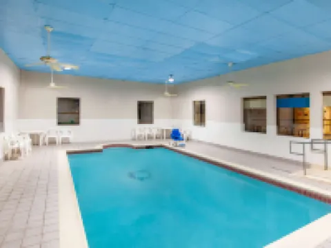 Days Inn & Suites by Wyndham NASA Space Center Houston Hotels in Webster