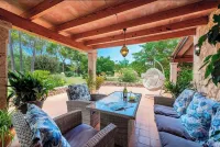 Beautiful very quiet villa with pool, large terraces and a large garden.