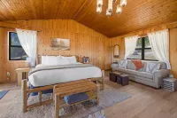 River Front Eagle Cabin Retreat on the Kings River Отели рядом с достопримечательностью «Магнетик Спринг»