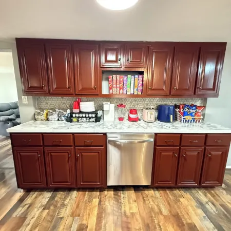 Newly updated home on Spruce St Отели в г. Mason