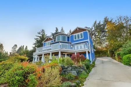 Custom estate with 6 bedrooms, 4+baths, private beach in enchanting Coupeville.