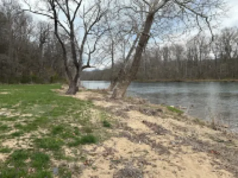 Rivergreen Cottage-"Off The Grid"-WALK TO RIVER!! Solar Powered!