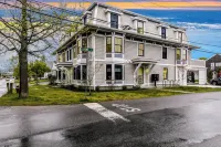🏳️‍🌈 Modern Elegant Condo in the Heart of Ptown 🚗 Free Parking ⚡ EV Charger