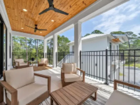 Spacious 6-bedroom House, Pool, Walk to Spooky Ln Beach Access, 2 Golf Carts!