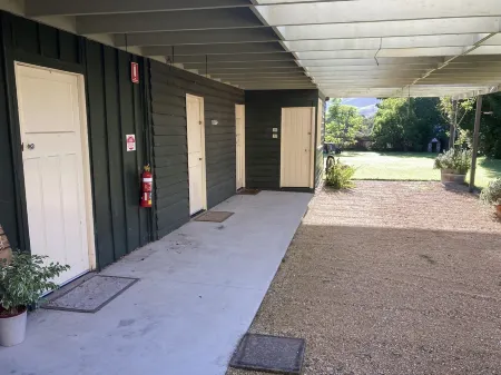 Guest House - Heart of Dungog CBD with a fabulous view Отели в г. Дангог