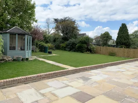 Lovely seaside chalet with just a 2 minute walk to the beach! Отели в г. Суонедж