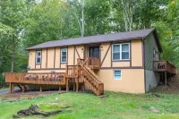 Poconos Oasis with hot tub, Game RM, & Fire pit. 8 min from Bushkill & Shawnee