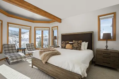 Ski to Lift/Walk-in 7 Bedrooms & 10 Baths, Hot Tub, Theater, Gym