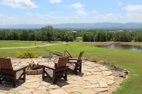 Spacious house with amazing mountain views in the Potato Hills