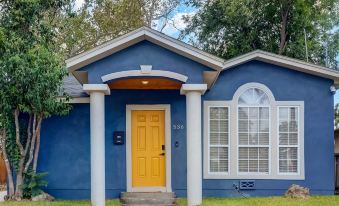 The Retro Retreat - Close to Downtown, Fort Sam