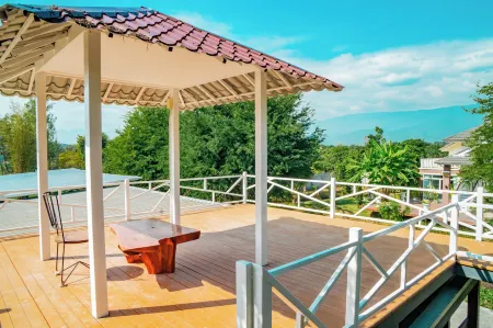 Farinda Resort & Pool Villa Отели рядом с достопримечательностью «Wat Phra That Si Chom Thong Worawihan»