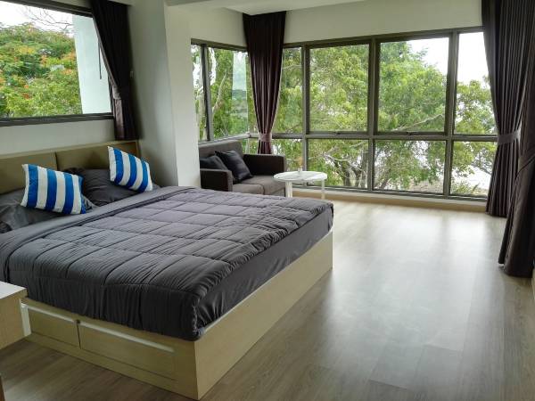 Beachfront accommodation in Sriracha with a private beach Hotels in Si Racha
