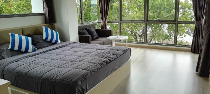 Beachfront accommodation in Sriracha with a private beach Hotels in Si Racha