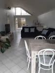 Enjoy the serenity! Entire villa within walking distance of Middleton Beach.