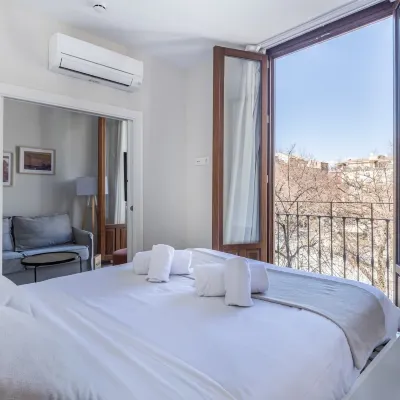 Apartamentos Líbere Granada Catedral Отели рядом с достопримечательностью «Площадь Биб-Рамбла»