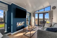 Hiraeth - Luxury Lodge with Hot Tub Close to Beach