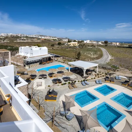 Aelia Luxury Suites Отели рядом с достопримечательностью «Пляж Монолитос»