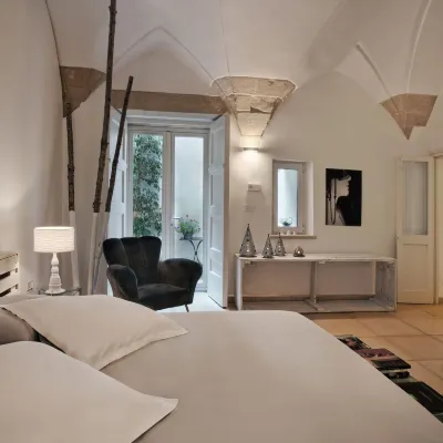 B&B Corte Dei Romiti - Lecce Selection Отели рядом с достопримечательностью «Железнодорожный вокзал Лечче»