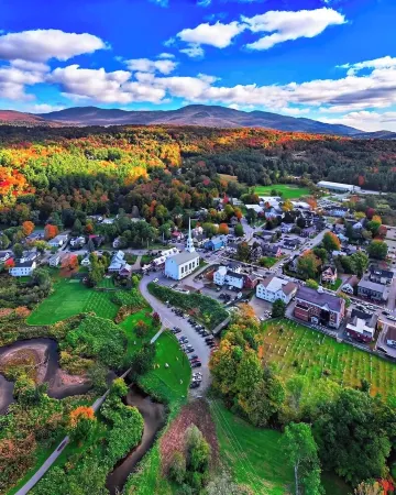 Beautiful Riverfront Townhome w/FireplaceSteps to Historic Downtown Stowe