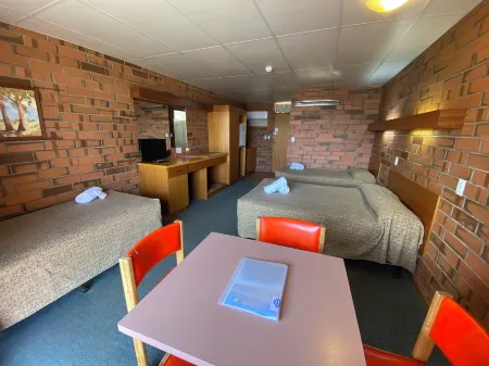 Hawker Hotel Motel Отели в г. Флиндерс Рейнджес