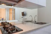 Delightful Luxurious Studio Apartment Connected to Pakuwon Mall at Supermall Mansion Hotels in Wiyung