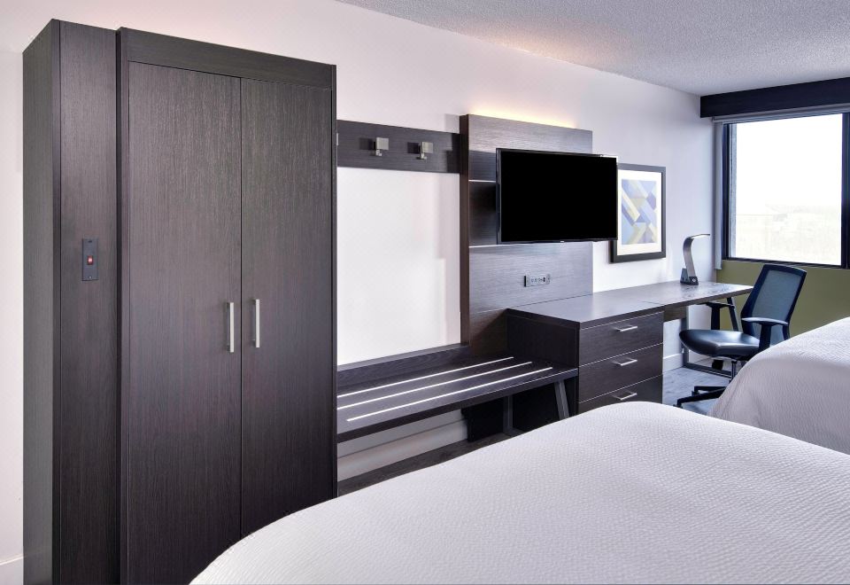 Holiday Inn Express & Suites Mississauga-Toronto Southwest Over view