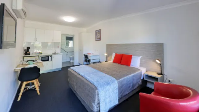 Emerald Park Motel Hotels in 