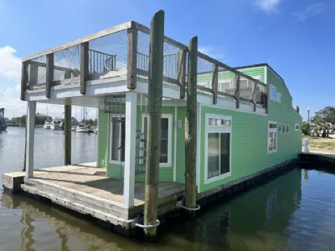 New Orleans RV Resort & Marina Hotels near National Square