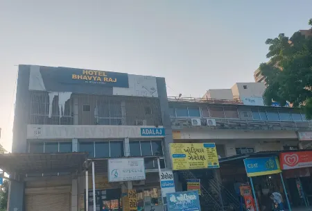 Hotel Bhavya Raj Отели рядом с достопримечательностью «The Adalaj Stepwell»