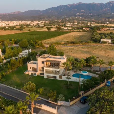 Xenos Villa 2 with 5 Bedrooms Private Swimming Pool, Near the Sea
