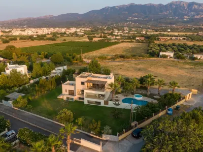 Xenos Villa 2 with 5 Bedrooms Private Swimming Pool, Near the Sea
