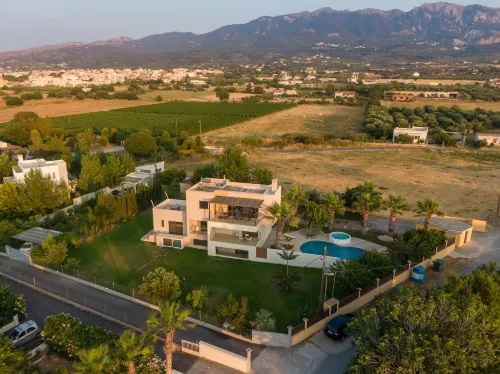 Xenos Villa 2 with 5 Bedrooms Private Swimming Pool, Near the Sea