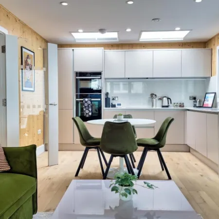 Green Mews 3 with Free Parking - by My Getaways