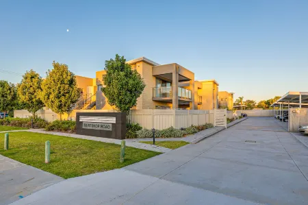 Swan Valley Serviced Apartments Отели в г. Вайнс