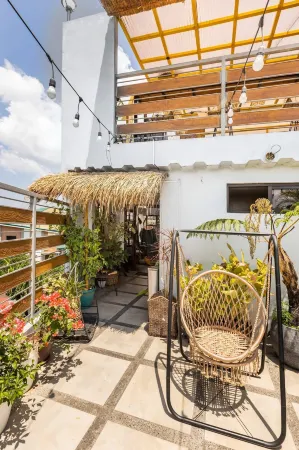 Rain Airport Bed and Breakfast Отели рядом с достопримечательностью «Arista Place»