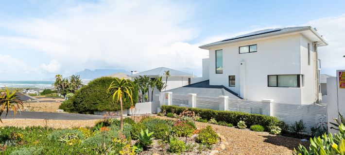 9 Shell Road Hotels in Bloubergstrand