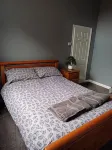 1 Bedroom apartment with a 5 minute walk into the town. Enclosed garden.