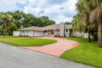 Beautiful tranquility, 1 block from the Indian River with heated pool