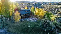 Sweetwater Cabin - private backyard, hot tub, bunk room & views of Bear Lake