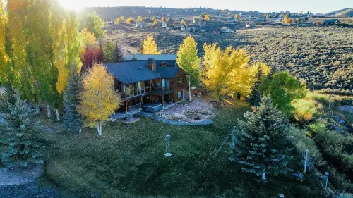 Sweetwater Cabin - private backyard, hot tub, bunk room & views of Bear Lake