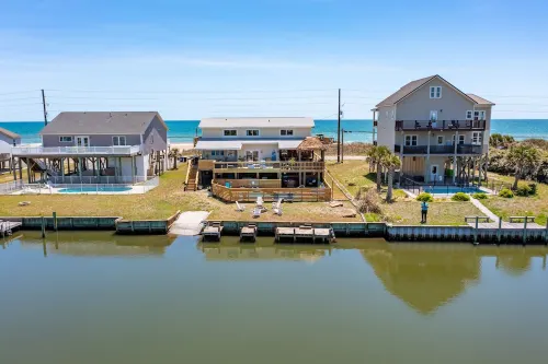 Canalfront, tiki bar, dock, boatramp, pool, hot tub, kayaks, paddleboards & more