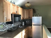 Alaskan Waterfront Studio Apartment (Wolf Suite) Vacation Rental โรงแรมในซิตกา