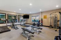 La Quinta Inn & Suites by Wyndham Oakland - Hayward Hotels in Hayward