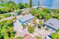 Coastal duplex with easement access to private beach & deck - dog-friendly 格羅夫城住宿飯店