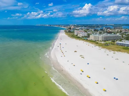 Beach-Side Pool and Tropical Courtyard - Stunning Coastal Retreat Отели в г. Треже Айленд