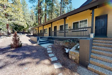 Delightful hotel with lakeview, golf, skiing, WiFi, & Netflix Отели в г. Кингс Бич