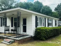 Cozy 3-Bedroom Home in West Columbia Located Only 5 Minutes from Downtown Vista.