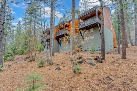 Cozy Living Space and Modern Amenities - Charming Tahoe Getaway